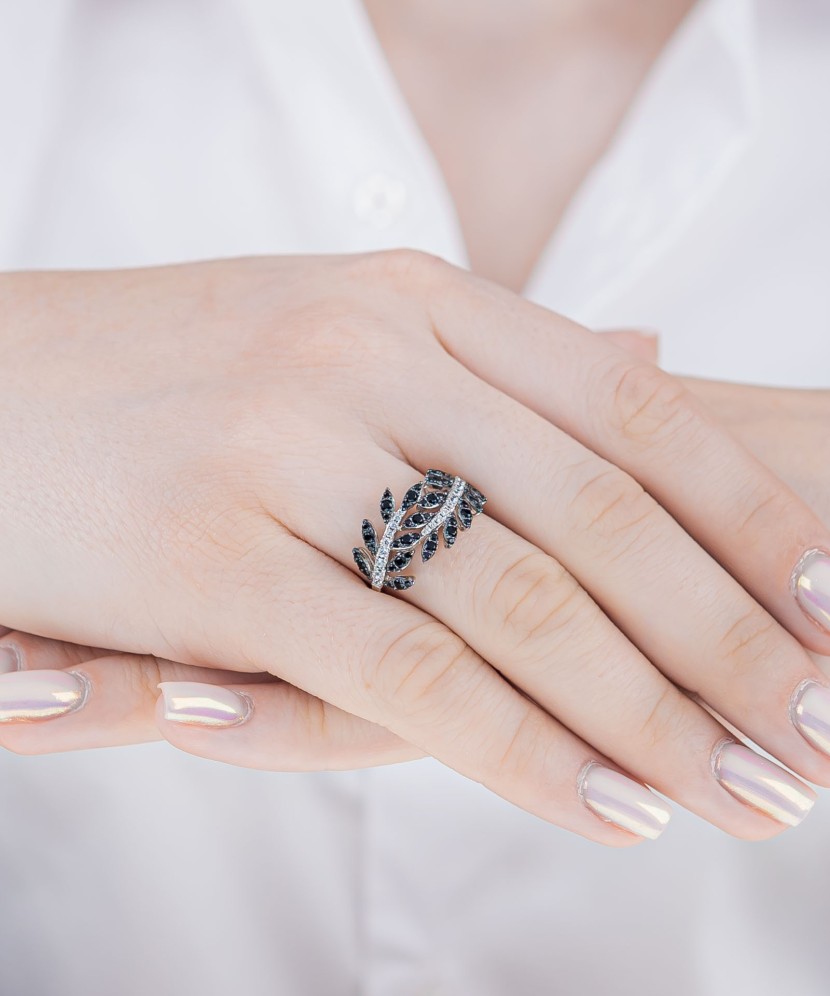 Серебряное кольцо со шпинелями и цирконами Серебряное кольцо со шпинелями и цирконами