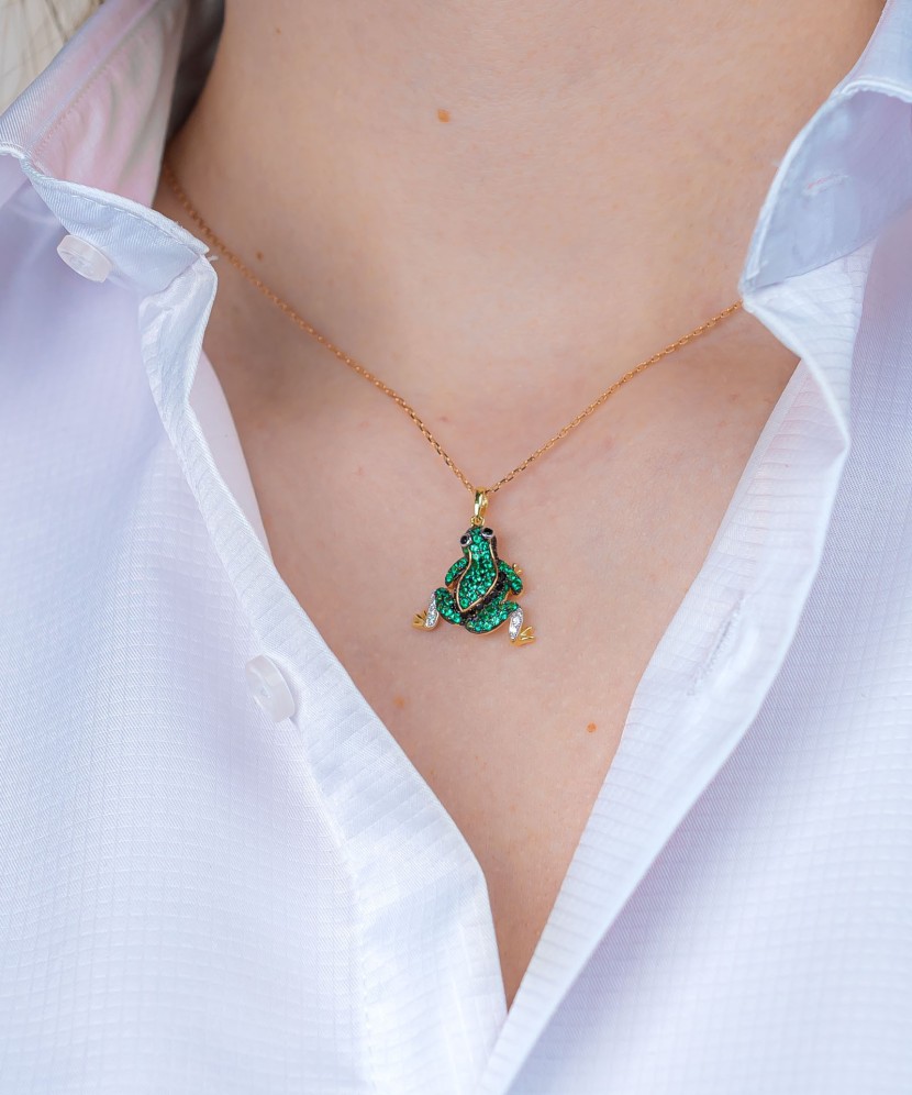 Кольцо из золочёного серебрасо шпинелями и фианитами "Лягушка"