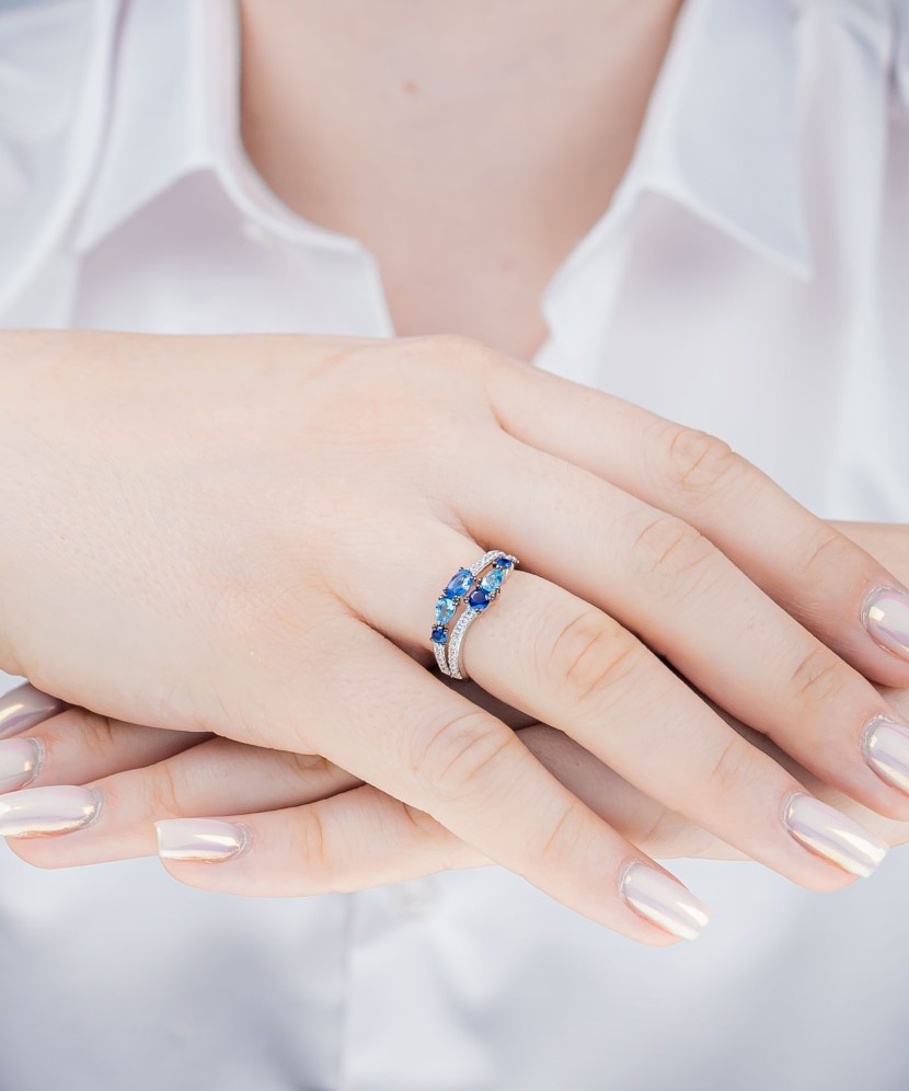 Кольцо из серебра с фианитами Кольцо из серебра с фианитами