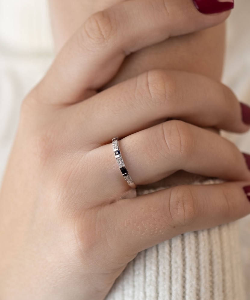 White gold ring with sapphire and diamonds