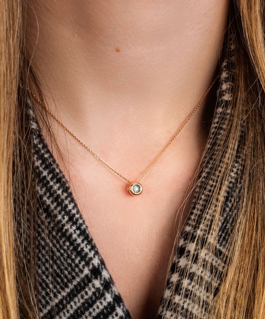 Gold pendant with diamonds