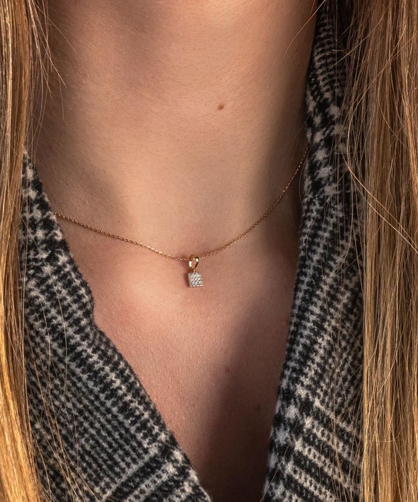 Gold pendant with diamonds