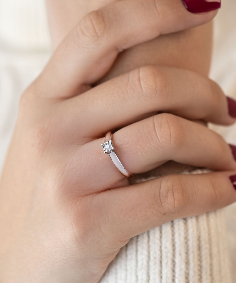 Кольцо из белого золота с бриллиантом Кольцо из белого золота с бриллиантом