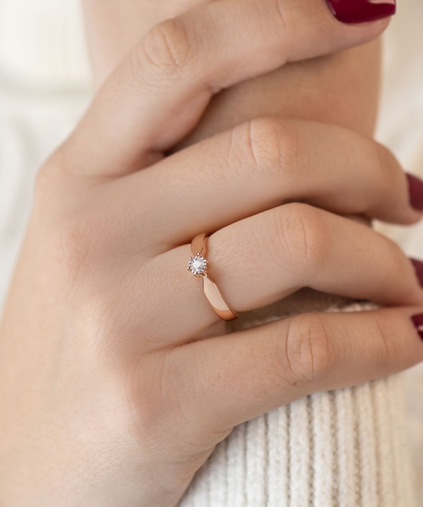 Кольцо из золота с бриллиантом Кольцо из золота с бриллиантом