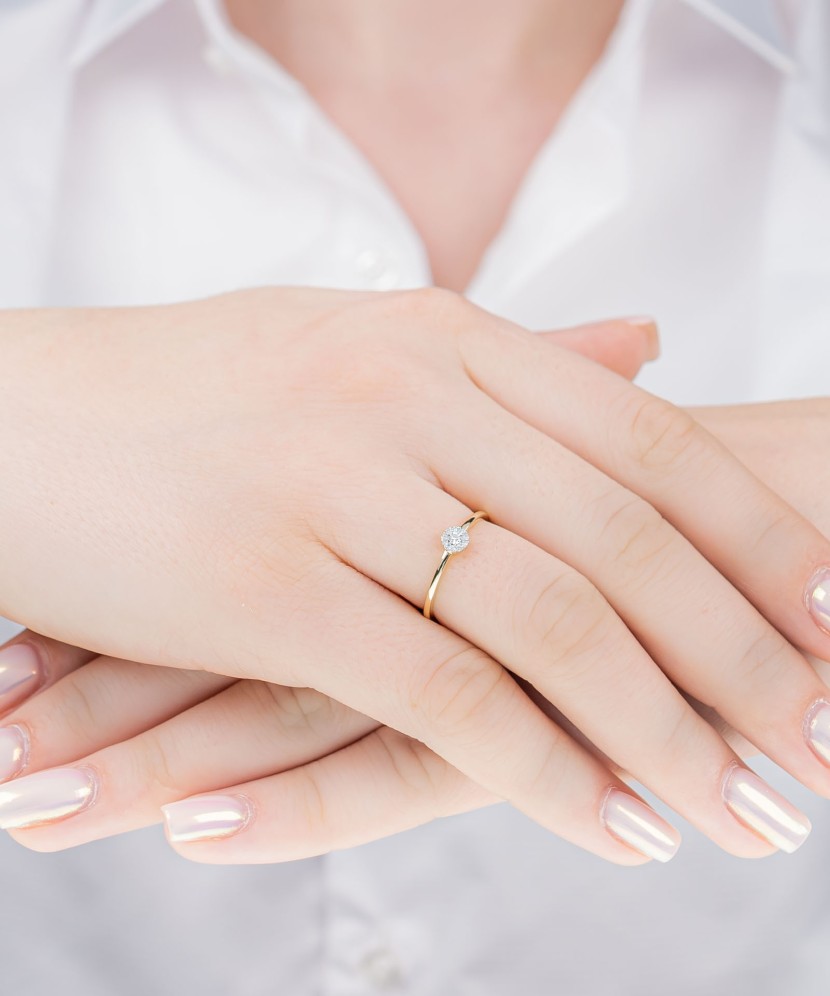 Кольцо из желтого золота с бриллиантами Кольцо из желтого золота с бриллиантами