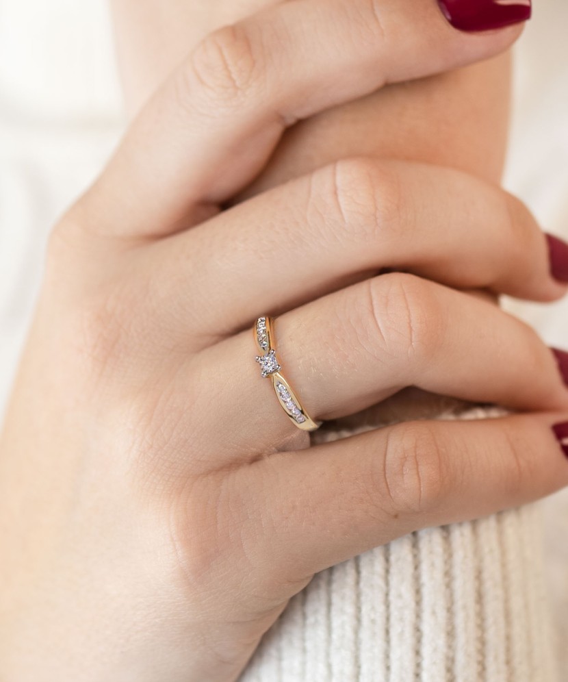 Кольцо из желтого золота с бриллиантами Кольцо из желтого золота с бриллиантами