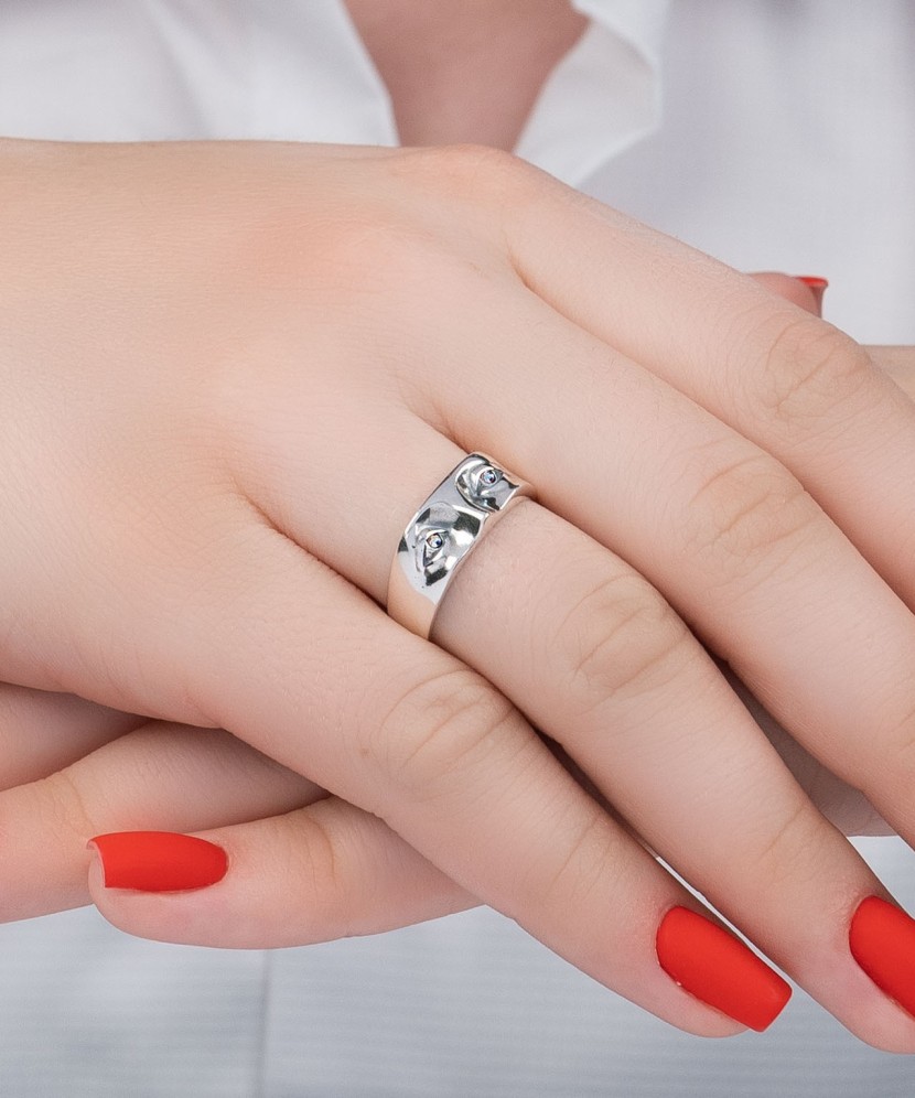 Sterling silver ring with zircons