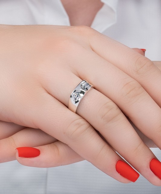 Sterling silver ring with zircons