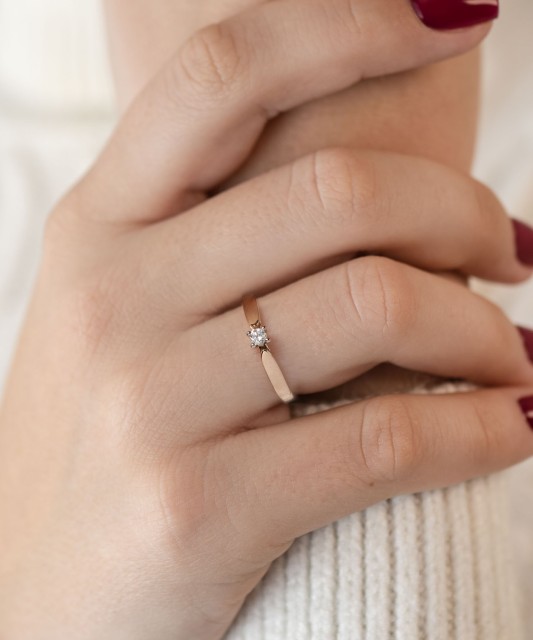 Gold ring with diamond