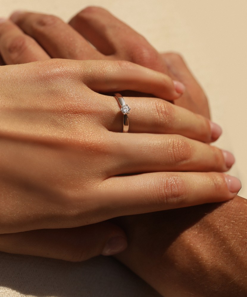 Kultasormus timantilla Kultasormus timantilla