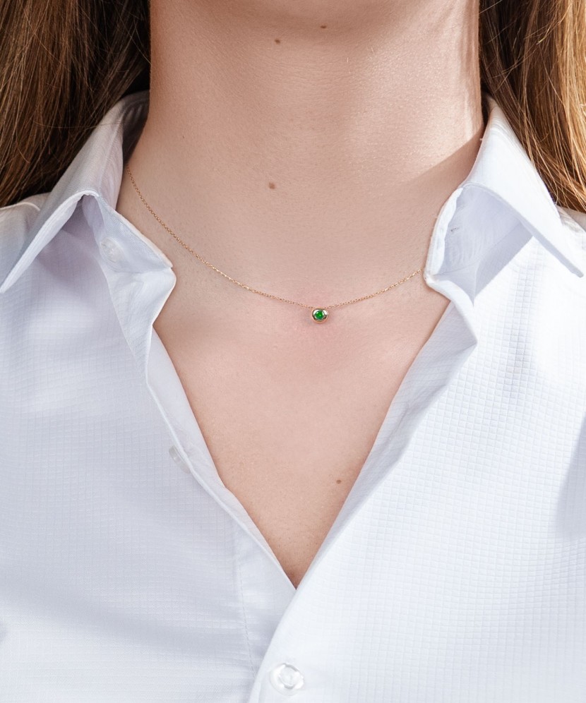 Gold chain with zirconium pendant