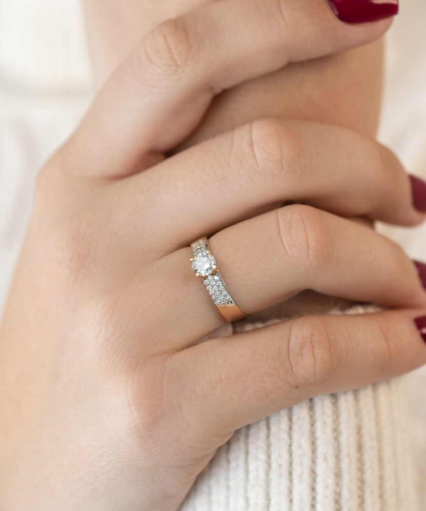 Gold ring with zircons