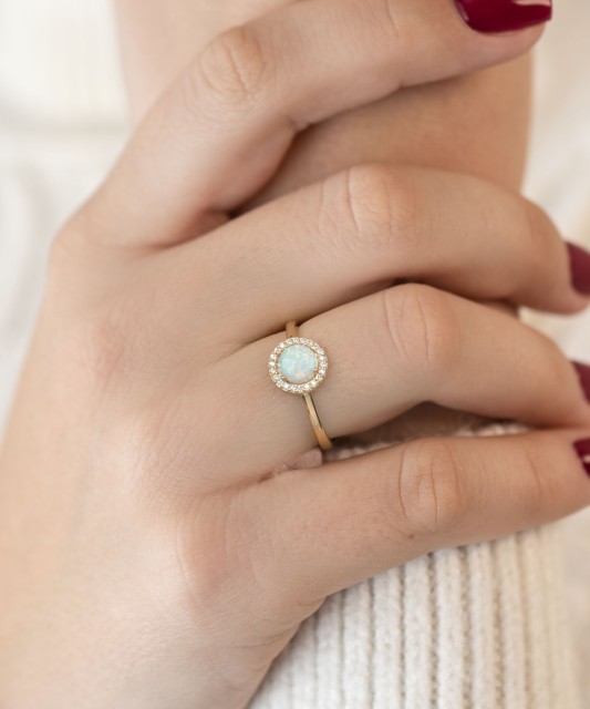 Золотое кольцо с цирконами и опал