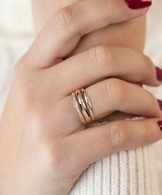 Gold ring with zircons