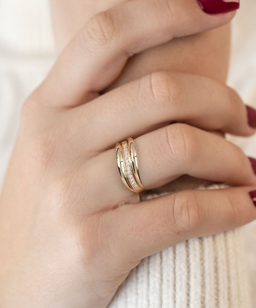 Gold ring with zircons