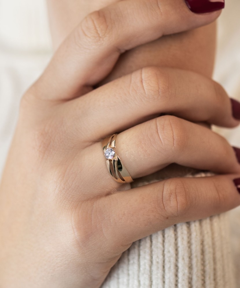 Gold ring with zircon