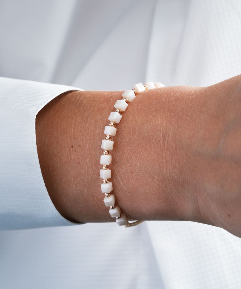 Creamy color string bracelet with gold and onixes