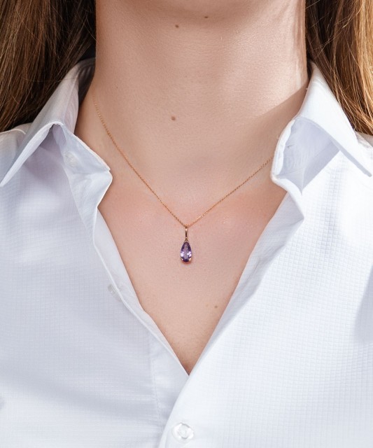 Gold pendant with amethyst
