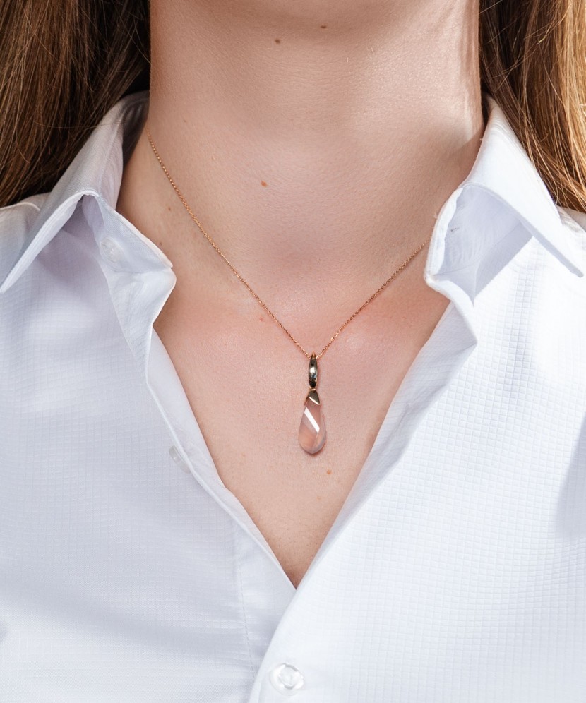 Gold pendant with rose quartz