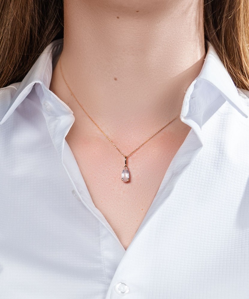 Gold pendant with rose quartz