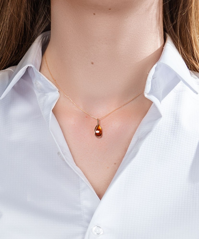 Gold pendant with amber