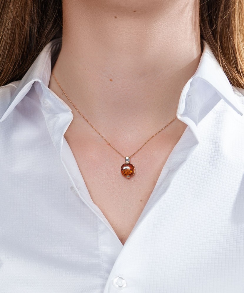 Gold pendant with amber
