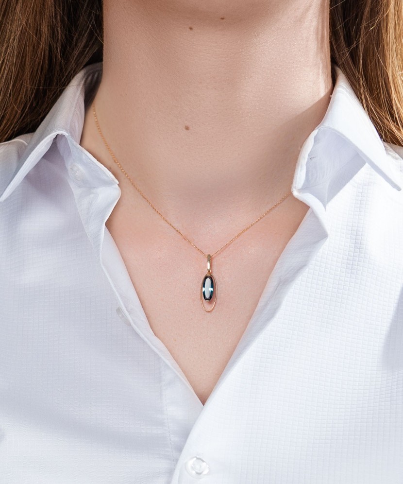 Gold pendant with london topaz
