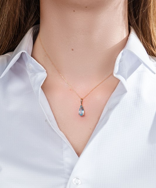Gold pendant with topaz