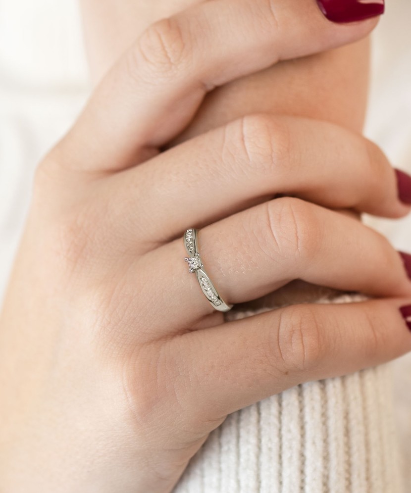 Кольцо из белого золота с бриллиантами