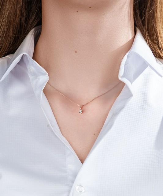 Gold pendant with diamond