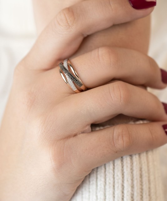 Gold ring with diamonds