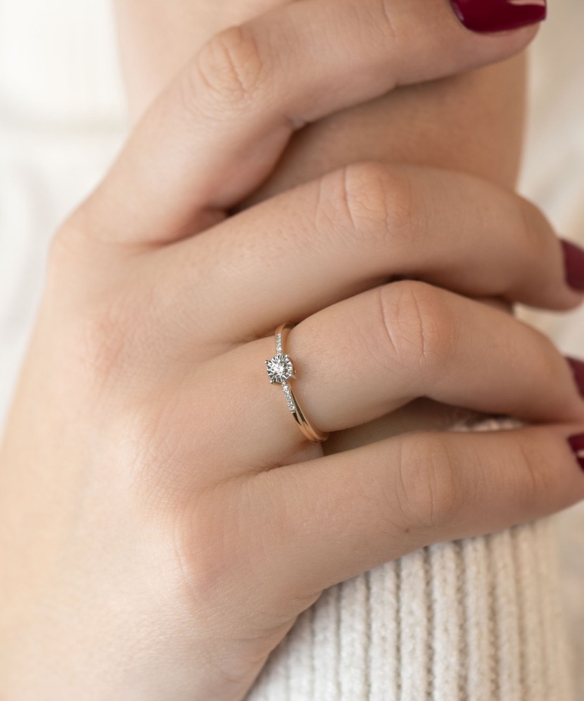 Gold ring with diamonds