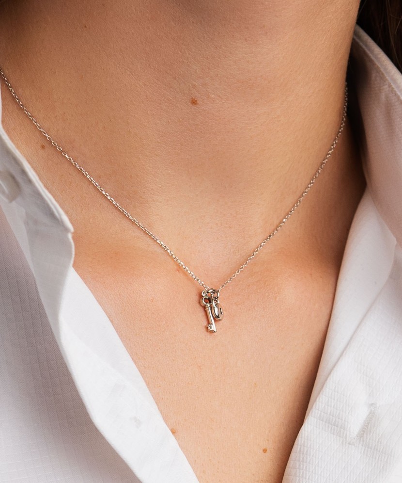 Серебряная цепочка с подвеской  "Замок" Серебряная цепочка с подвеской  "Замок"