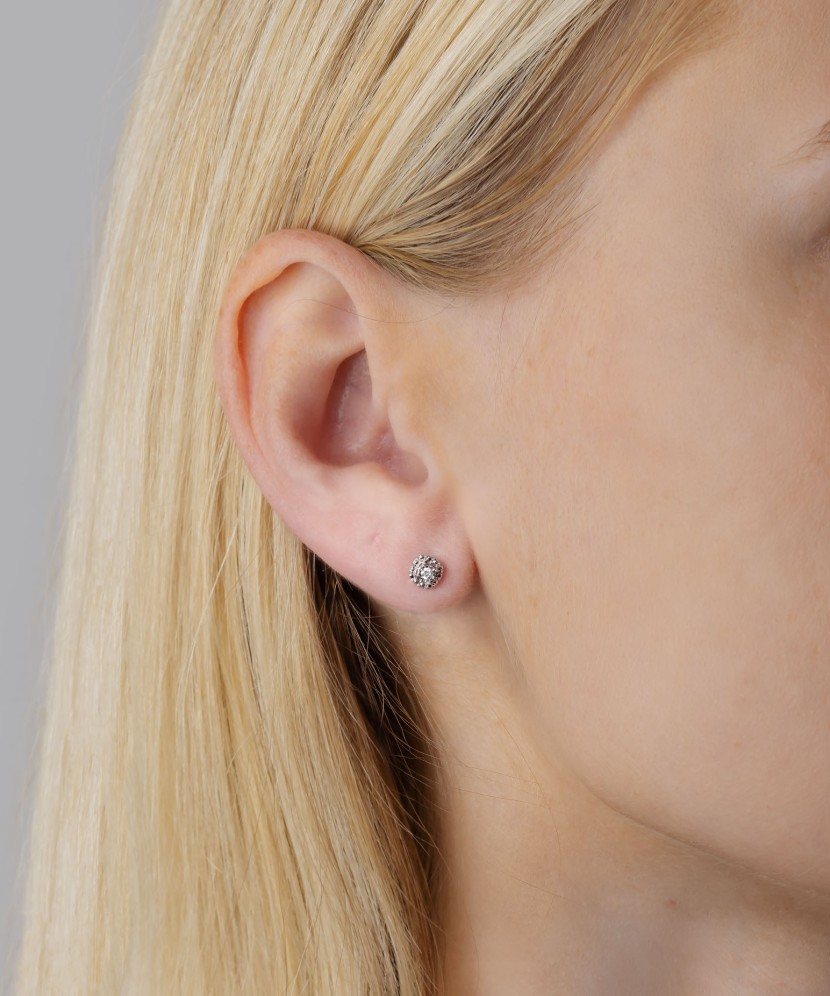 Gold earrings with diamonds