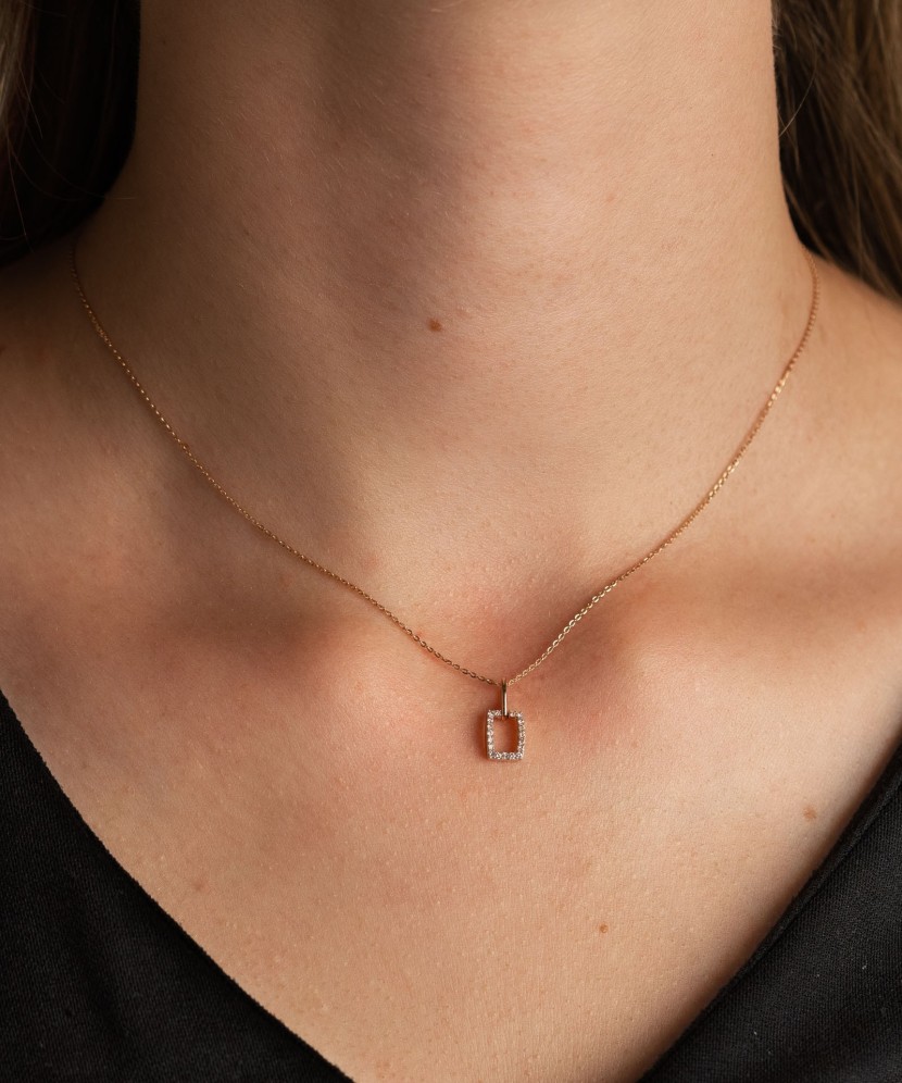 Gold pendant with diamonds