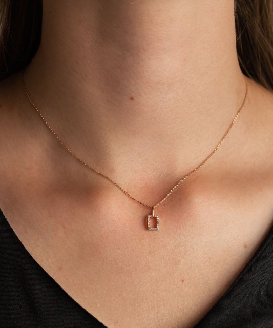 Gold pendant with diamonds