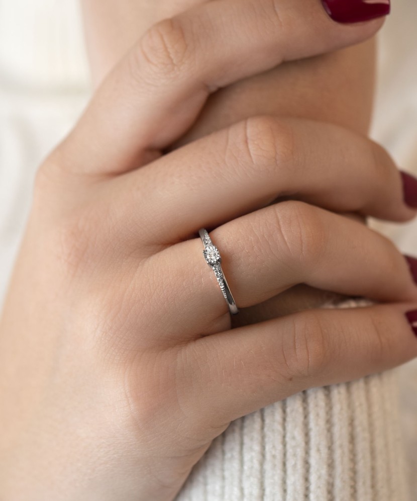 Кольцо из белого золота с бриллиантами