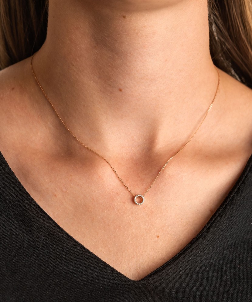 Gold chain with diamond pendant