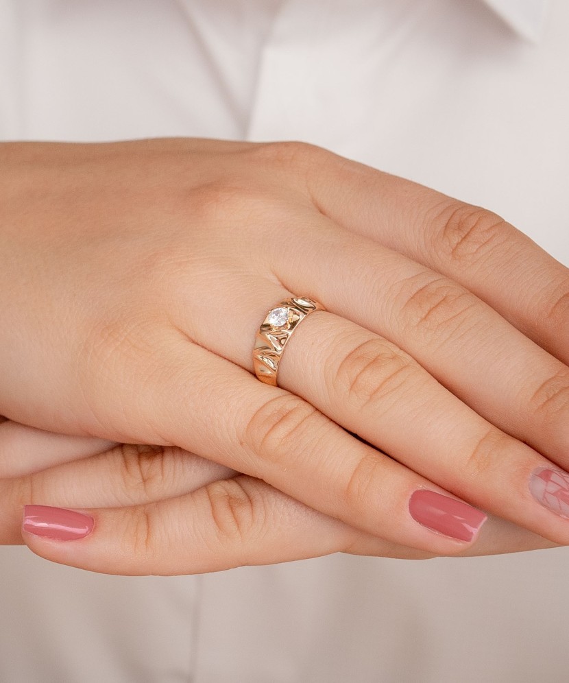 Золотое кольцо с цирконом