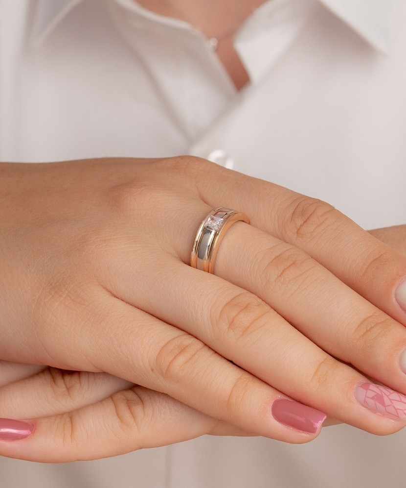 Gold ring with zirconium