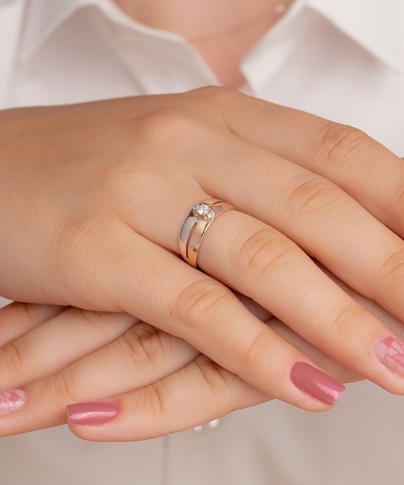 Gold ring with zircons