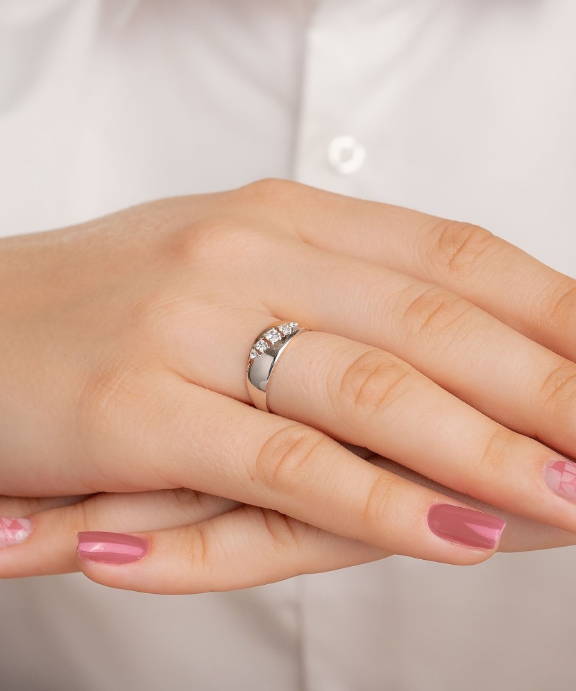 Gold ring with zircons