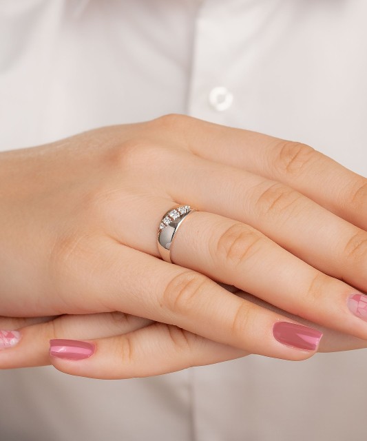 Золотое кольцо с цирконами