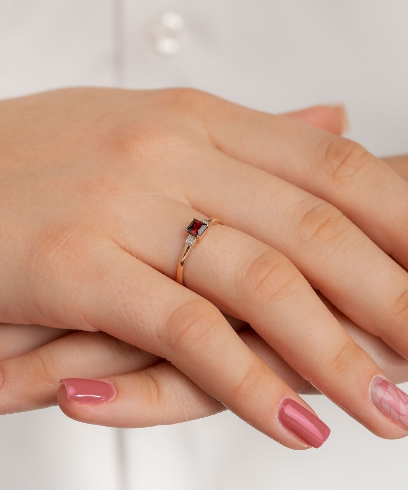 Золотое кольцо с гранатом и цирконами Золотое кольцо с гранатом и цирконами