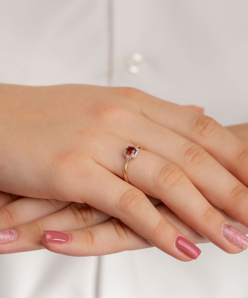 Золотое кольцо с гранатом и цирконами