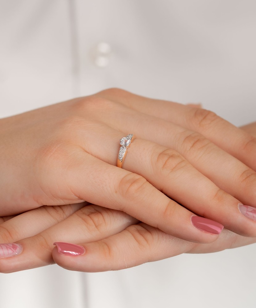 Gold ring with zirconium