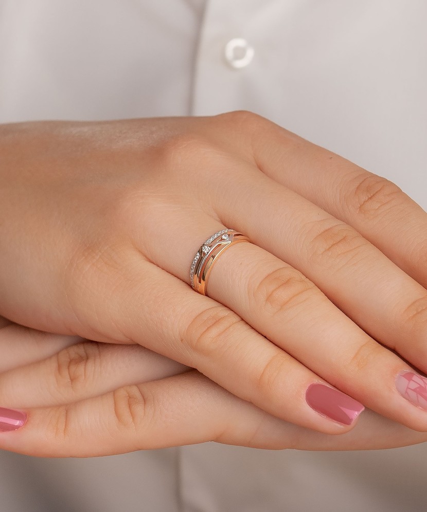 Gold ring with zircons