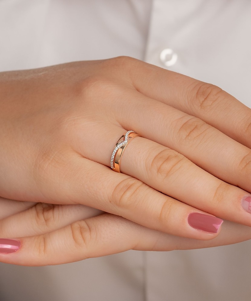 Gold ring with zircons