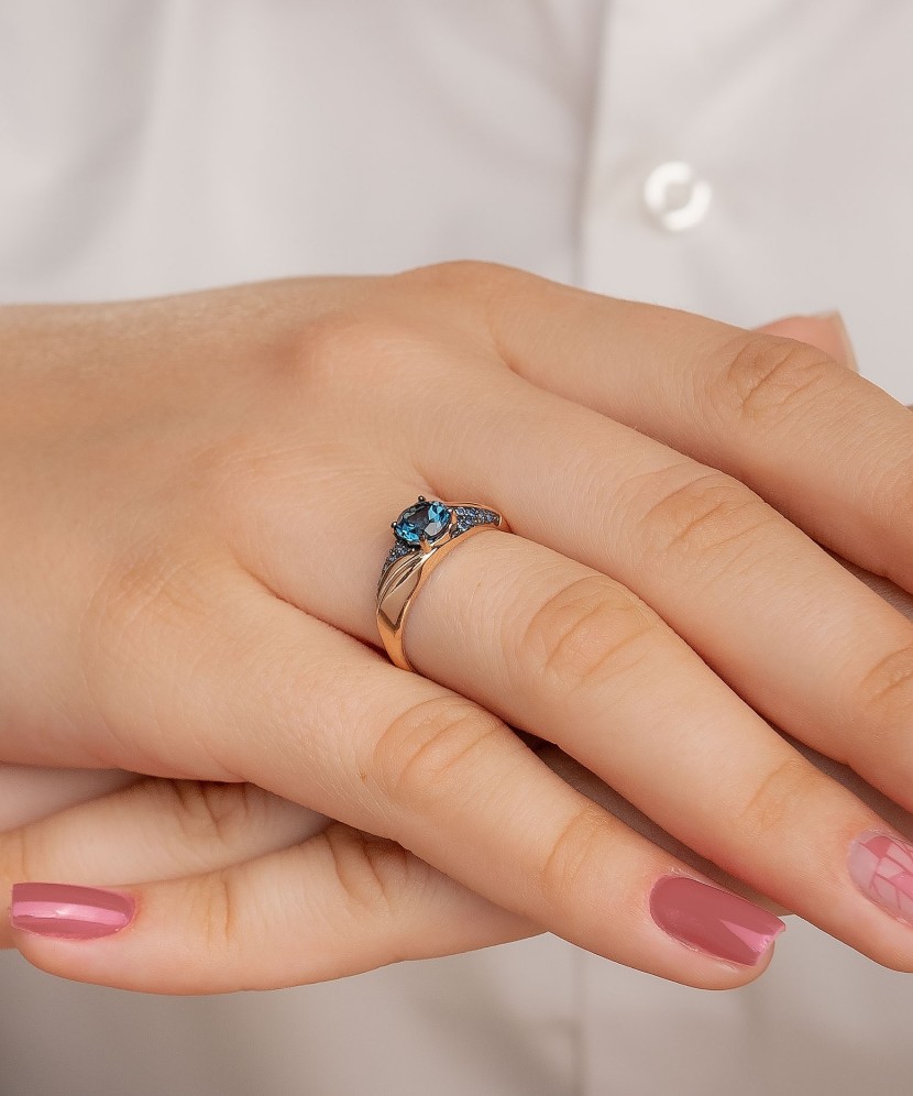 Золотое кольцо с лондонским топазом и цирконами