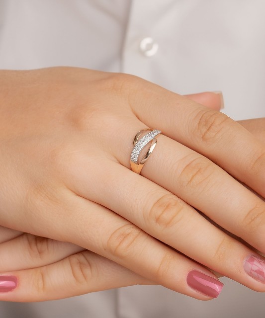Gold ring with zircons